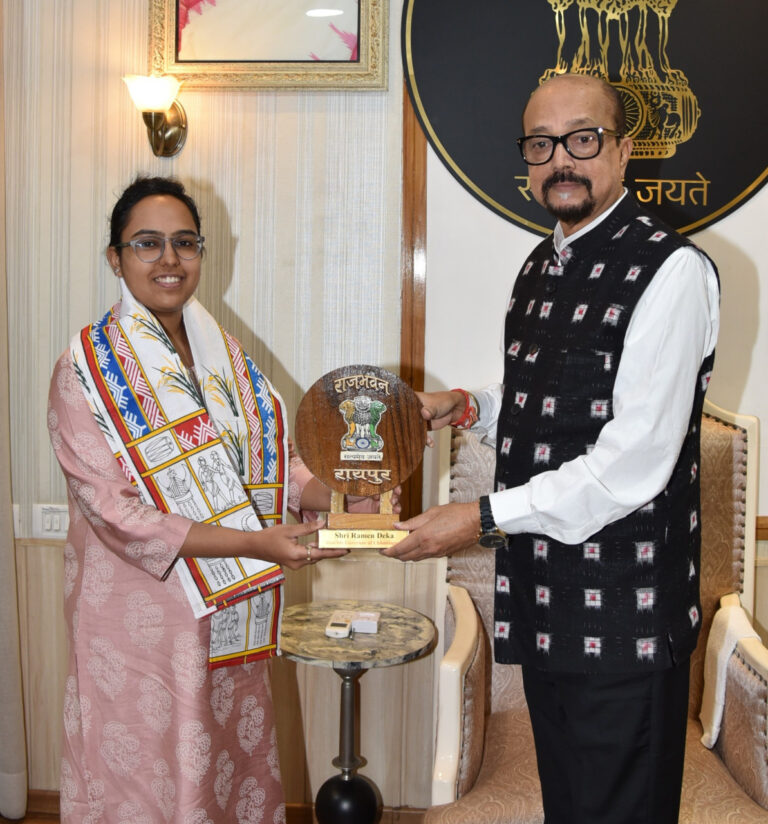 रायपुर : राज्यपाल श्री डेका ने आईएएस सुश्री पूर्वा अग्रवाल का किया सम्मान