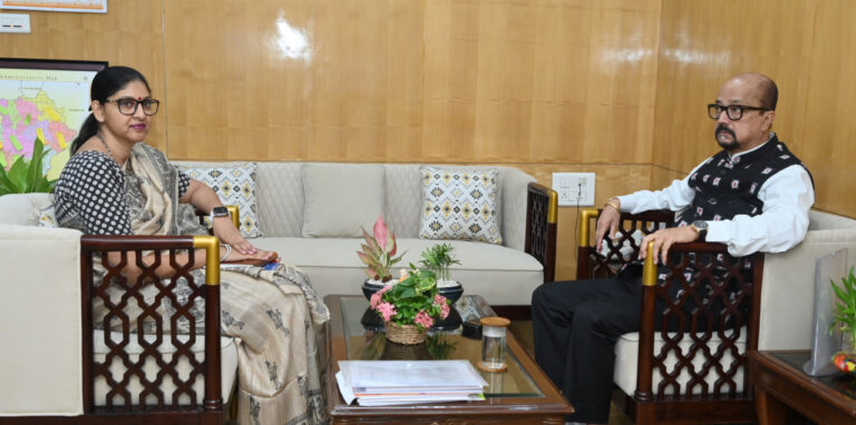 रायपुर : राज्यपाल श्री डेका से खाद्य नागरिक आपूर्ति विभाग के सचिव सुश्री कंगाले ने सौजन्य भेंट की