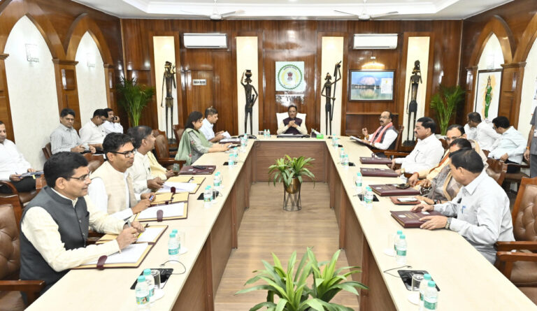 मुख्यमंत्री श्री विष्णु देव साय की अध्यक्षता में आज यहां सिविल लाईन स्थित उनके निवास कार्यालय में आयोजित कैबिनेट की बैठक में अनेक महत्वपूर्ण निर्णय लिए गए –