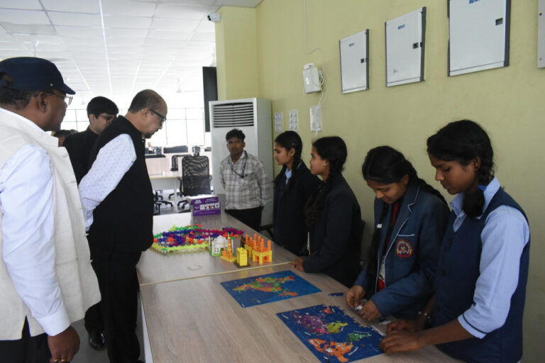 रायपुर : राज्यपाल श्री रमेन डेका ने बीजापुर के सेन्ट्रल लाईब्रेरी का किया अवलोकन