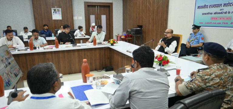रायपुर : श्री डेका ने जिले के विकास कार्याे का किया अवलोकन एवं जिला स्तरीय अधिकारियों की ली समीक्षा बैठक