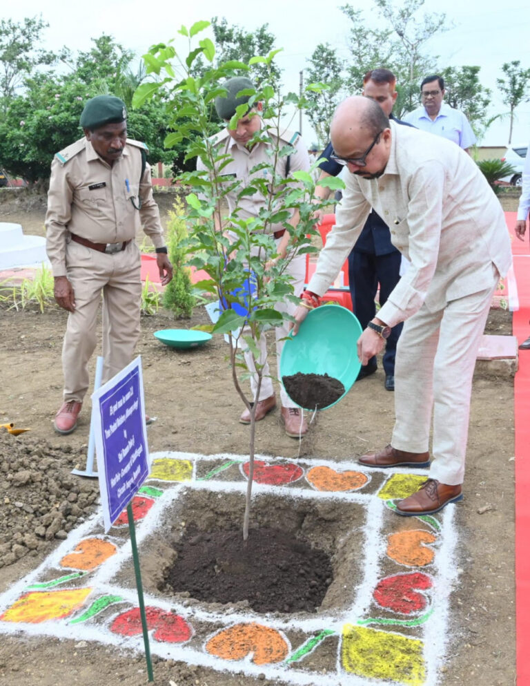 महासमुंद : अंतर्राष्ट्रीय योग दिवस के अवसर पर योगाभ्यास एवं एक पेड़ माँ के नाम पौधरोपण किया गया