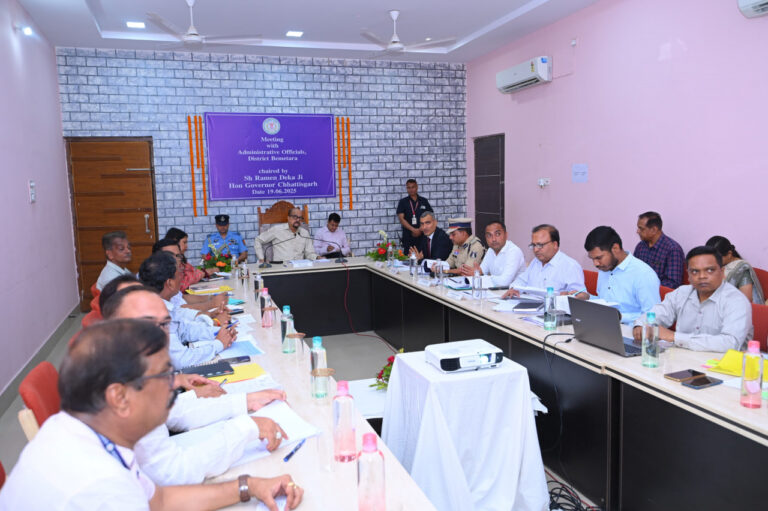 महासमुंद: राज्यपाल श्री डेका ने बेमेतरा जिले में प्रशासनिक अधिकारियों के साथ बैठक