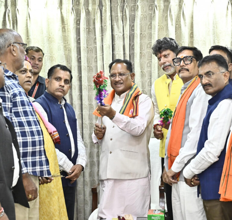 रायपुर : मुख्यमंत्री श्री विष्णु देव साय को बस्तर के ऐतिहासिक ‘गोंचा महापर्व’ का आमंत्रण : ‘तुपकी’ भेंट कर किया गया सम्मान