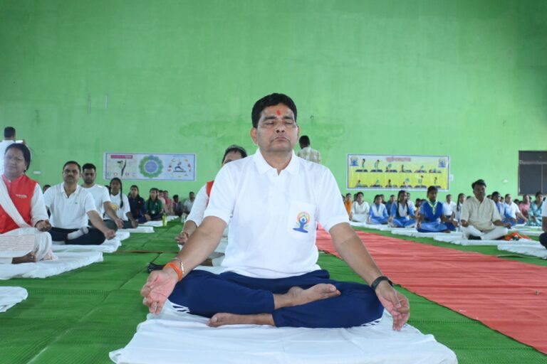 रायपुर : राजस्व मंत्री श्री टंकराम वर्मा के साथ जिलेवासियों ने किया सामुहिक योगाभ्यास