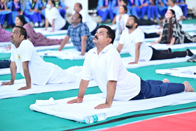 रायपुर : अंतर्राष्ट्रीय योग दिवस पर कवर्धा में भव्य ‘योग संगम’, उपमुख्यमंत्री श्री विजय शर्मा ने लिया भाग 