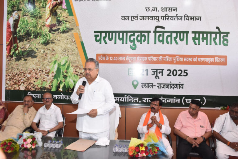 रायपुर : वनवासियों के पैरों सुरक्षा के लिए चरण पादुका योजना उपयोगी: विधानसभा अध्यक्ष डॉ. रमन सिंह