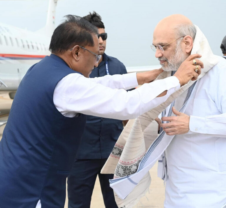 रायपुर : केंद्रीय गृह मंत्री श्री अमित शाह के छत्तीसगढ़ आगमन पर मुख्यमंत्री श्री विष्णुदेव साय ने स्वामी विवेकानंद एयरपोर्ट पर किया स्वागत