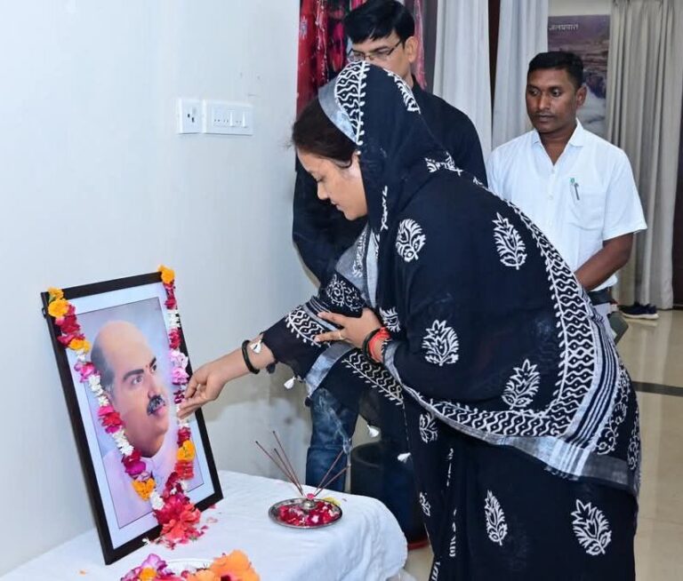 रायपुर : डॉ. श्यामा प्रसाद मुखर्जी की पुण्यतिथि पर महिला एवं बाल विकास मंत्री श्रीमती लक्ष्मी राजवाड़े ने अर्पित की श्रद्धांजलि