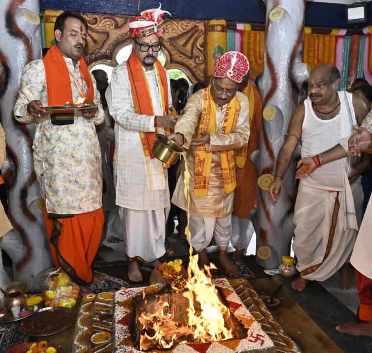 रायपुर : मुख्यमंत्री श्री विष्णु देव साय भगवान जगन्नाथ की रथ यात्रा में हुए शामिल : छेरापहरा की रस्म अदायगी कर मांगा प्रदेशवासियों के लिए आशीर्वाद