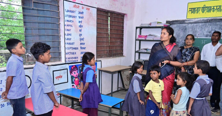 रायपुर : मंत्री श्रीमती लक्ष्मी राजवाड़े ने किया आंगनबाड़ी और प्राथमिक शाला का औचक निरीक्षण