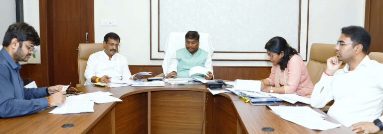 रायपुर : रासायनिक खादों की कालाबाजारी बर्दास्त नहीं, समितियों में खाद का हो पर्याप्त भण्डारण: मंत्री श्री केदार कश्यप 