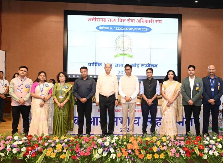 रायपुर : वित्त सेवा के अधिकारी पारदर्शी, जवाबदेह एवं निष्ठापूर्वक कार्याे का निर्वहन करें-वित्त मंत्री श्री ओ.पी.चौधरी