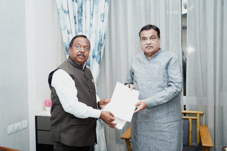 रायपुर : मंत्री श्री रामविचार नेताम ने केन्द्रीय सड़क परिवहन मंत्री श्री नितिन गडकरी से नागपुर में की सौजन्य मुलाकात