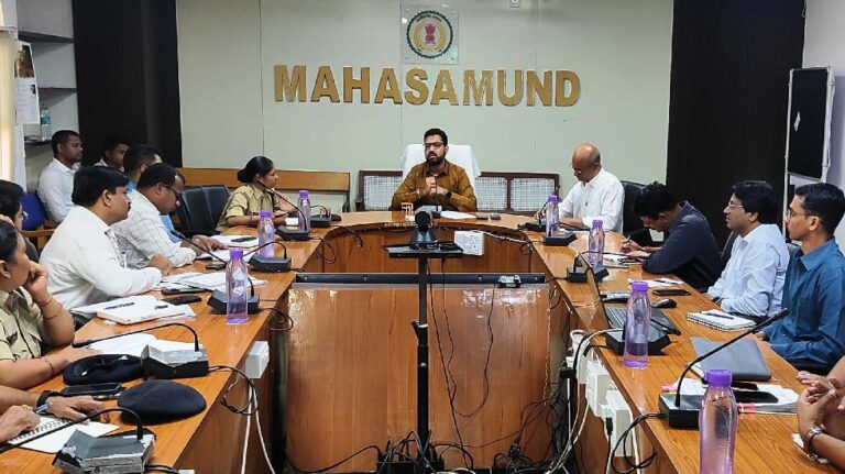 महासमुंद : धरती आबा कार्यक्रम अंतर्गत शिविर 17 जून से प्रारंभ, कलेक्टर श्री लंगेह ने की समीक्षा