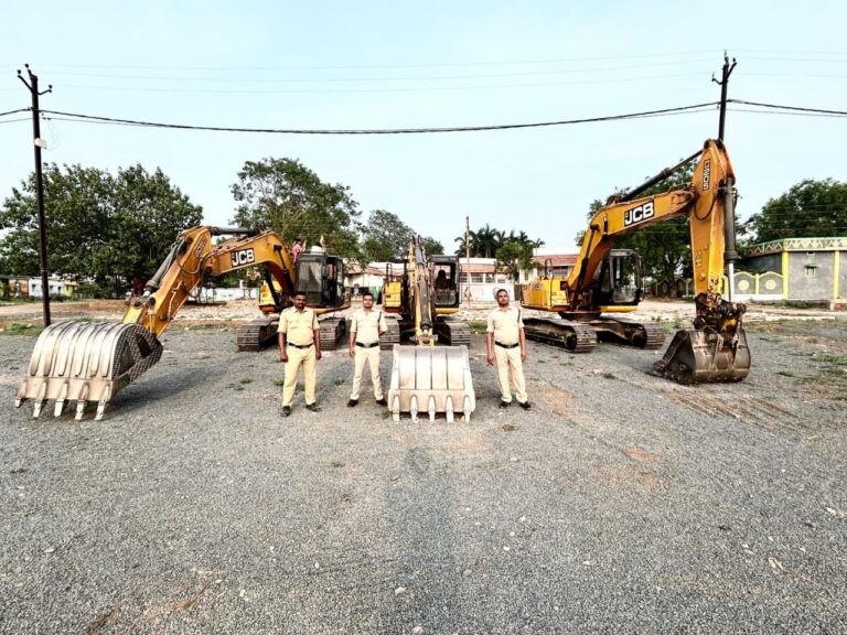 महासमुंद:अवैध रेत उत्खनन पर कड़ी कार्रवाई, 03 चैन माउंटेन वाहन जप्त