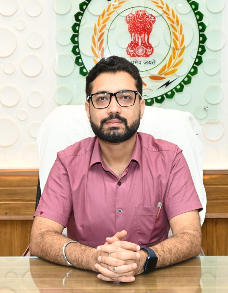 कलेक्टर श्री लंगेह के निर्देश पर रेत के अवैध भंडारण पर ग्राम बरबसपुर में बड़ी कार्रवाई*