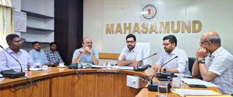 समय सीमा बैठक में कलेक्टर ने दिए महत्वपूर्ण निर्देश, विकास कार्यों में गति लाने पर जोर किसानों को समय पर खाद-बीज मिलना सुनिश्चित हो