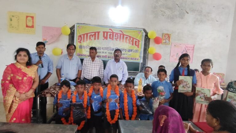 बसना/शाला प्रवेशोत्सव पर जिला शिक्षा अधिकारी महासमुंद विजय लहरे सर द्वारा किया गया औचक निरिक्षण