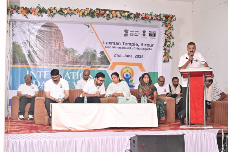 महासमुंद/  ऐतिहासिक  नगरी सिरपुर में जिला स्तरीय ग्यारहवां अंतरराष्ट्रीय योग दिवस कार्यक्रम हुआ आयोजितसांसद संग स्कूली बच्चों, जनप्रतिनिधियों व आला अधिकारियों ने भी किया योगाभ्यास