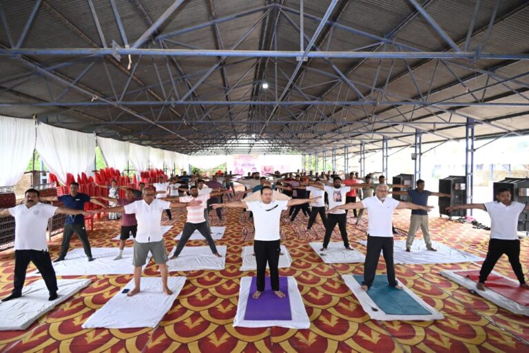 बसना/ अंतर्राष्ट्रीय योग दिवस पर बसना मंडी प्रांगण गूंजा ‘ओम’ से, विधायक डॉ संपत अग्रवाल ने किया ओजस्वी आह्वान 