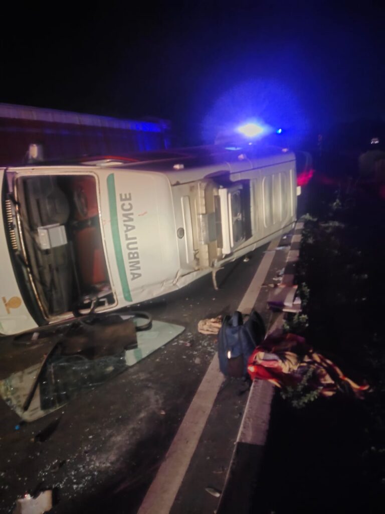 महासमुंद,/  शनिवार की रात सरायपाली-रायपुर हाइवे पर दर्दनाक हादसा हो गया, जब झिलमिला (सरायपाली) से मरीज को लेकर आ रही 108 एंबुलेंस अनियंत्रित होकर कोडार काष्ठागार के पास पलट गई। इस हादसे में वाहन सवार 9 लोगों को चोटें आईं,