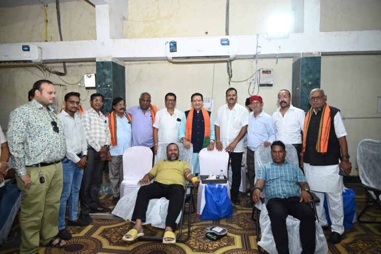 बसना / विधायक डॉ. संपत अग्रवाल ने किया रक्तदान शिविर का उद्घाटन,कहा-रक्त से रिश्ते जोड़ने की अनमोल पहल