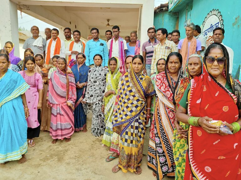 सरायपाली / ग्राम पंचायत लमकेनी में माननीय प्रधानमंत्री के संकल्प से सिद्धि तक 11 वर्ष पूर्ण होने पर  हितग्राहियों को  योजनाओं का जानकारी दिया गया