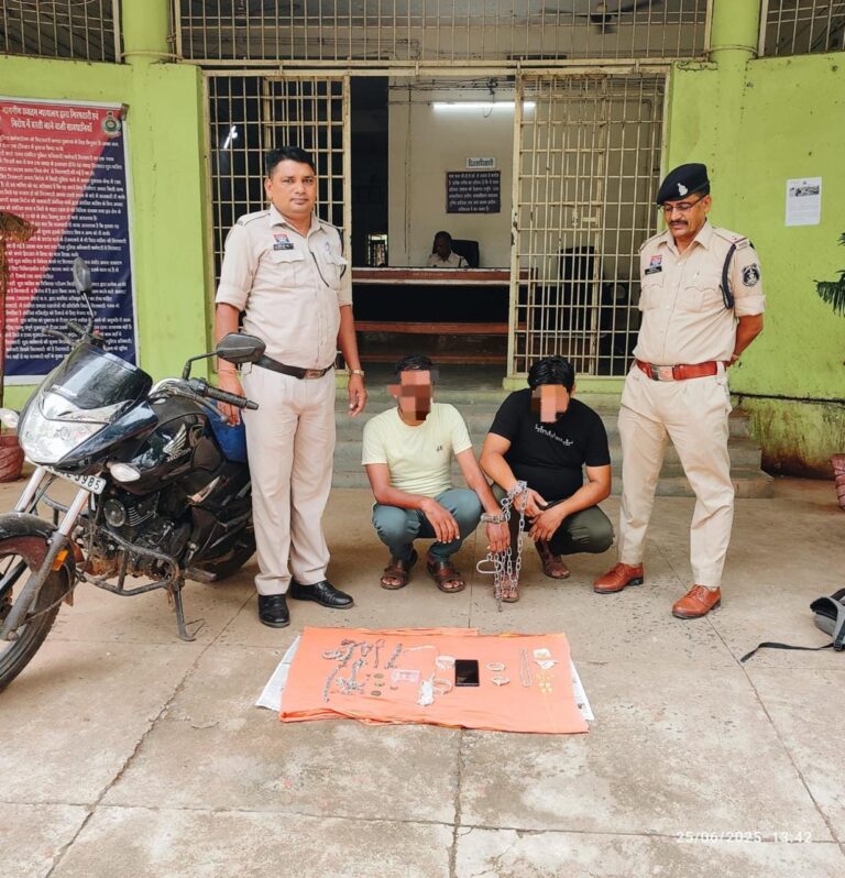 महासमुन्द पुलिस को प्रधानमंत्री आवास योजना का पैसा दिलाने के नाम पर ठगी एवं चोरी करने वाले गिरोह को पकड़ने में मिली सफलता ठगी एवं चोरी के 06 प्रकरणों का खुलासा , 02 आरोपी महासमुन्द पुलिस की गिरफ्त में।