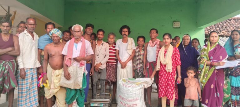 सरायपाली/जन्मदिन पर बांटे किसानों को खेती के लिए 12 क्विंटल मुंगफली बीज