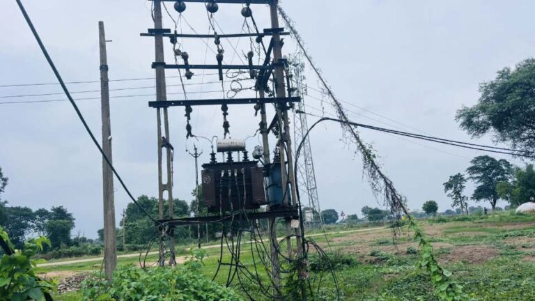 बसना/ बरसात मे 5 दिनों से बिजली गोल बरोली के गाँव वाले परेशान