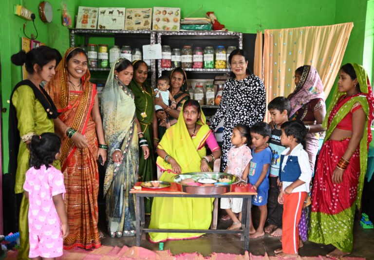 महासमुंद/आंगनबाड़ी केंद्रों की बदली तस्वीर : खेलते-खिलखिलाते नन्हे कदमों से संवर रहा भविष्य