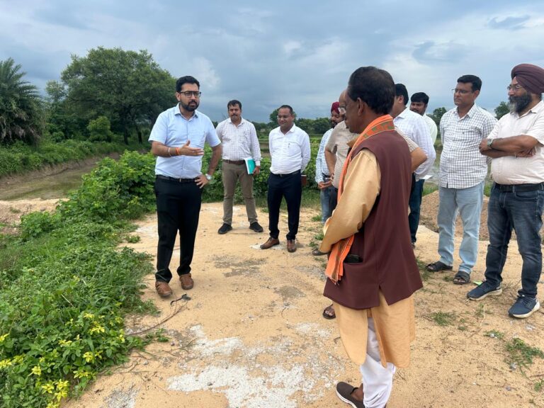 महासमुंद कलेक्टर ने किया गढ़फूलझर का औचक निरीक्षण मुख्यमंत्री द्वारा किए गए घोषणाओं के क्रियान्वयन की तैयारियों का लिया जायजा सितम्बर तक कार्य पूर्ण करने के दिए निर्देश