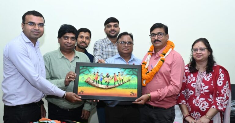 रायपुर : जनसंपर्क विभाग के उपसंचालक श्री आनंद प्रकाश सोलंकी को सेवानिवृत्ति पर दी गई गरिमामय विदाई