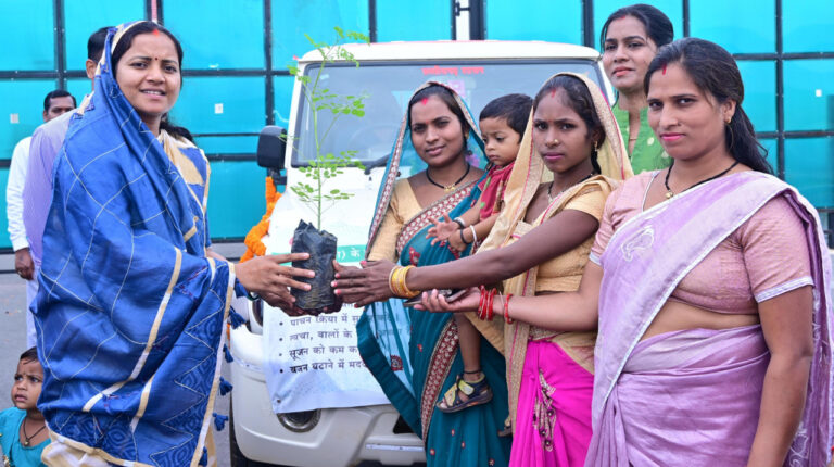 रायपुर : मंत्री श्रीमती लक्ष्मी राजवाड़े ने ‘मोर गोठ ल सुनगा, हर घर मुनगा अभियान’ का किया शुभारंभ