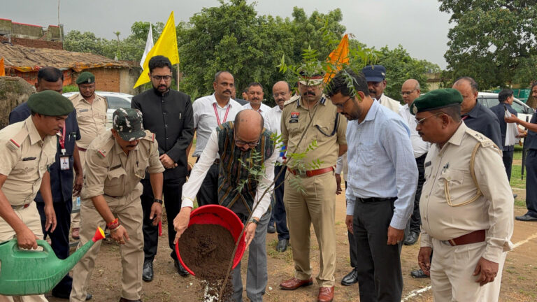 पिथौरा: राज्यपाल श्री डेका ने ‘एक पेड़ मां के नाम‘ अभियान के अंतर्गत नीम का पौधा रोपित किया