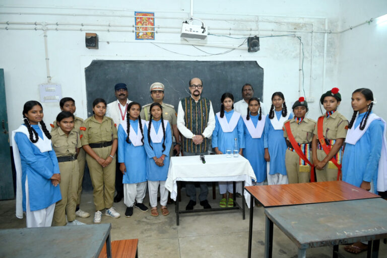 पिथौरा: राज्यपाल श्री रमेन डेका ने विद्यार्थियों को दिए सफलता के मंत्र