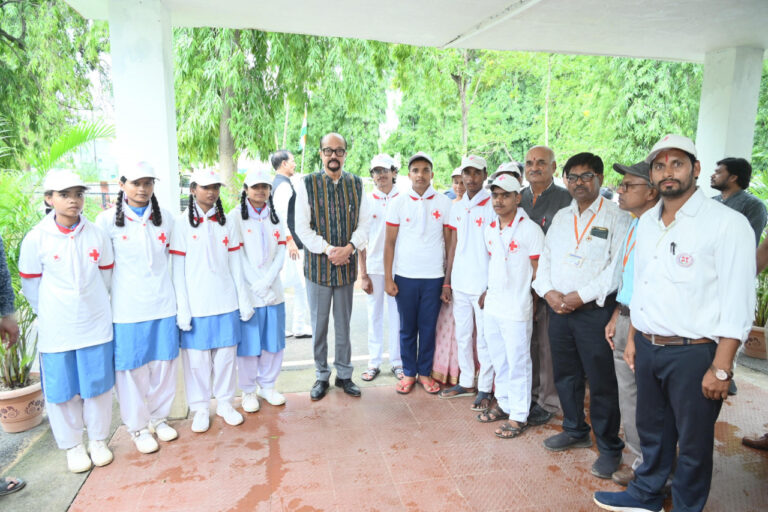 महासमुंद : राज्यपाल श्री रमेन डेका से रेड क्रॉस जिला शाखा महासमुंद के प्रतिनिधियों ने की भेंट, गतिविधियों की दी जानकारी