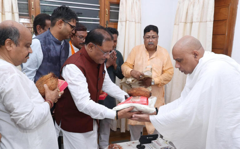 छत्तीसगढ़: मुख्यमंत्री श्री विष्णु देव साय गुरु पूर्णिमा के अवसर पर रायगढ़ जिले के ग्राम बनोरा स्थित अघोर गुरुपीठ में गुरु दर्शन के लिए पहुंचे