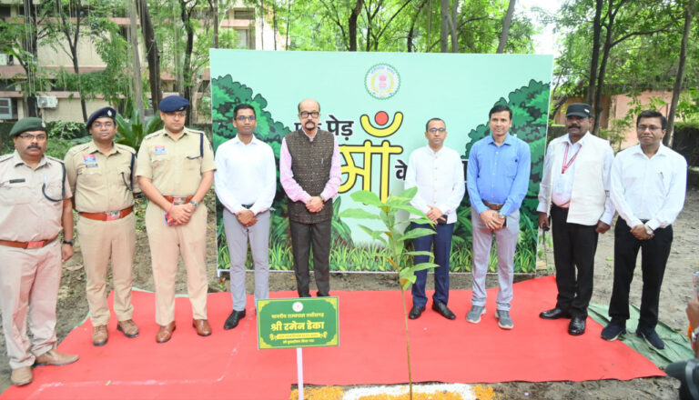 रायपुर : ’राज्यपाल श्री रमेन डेका ने ‘एक पेड़ माँ के नाम’ अभियान के तहत किया पौधारोपण, पर्यावरण संरक्षण का दिया संदेश’