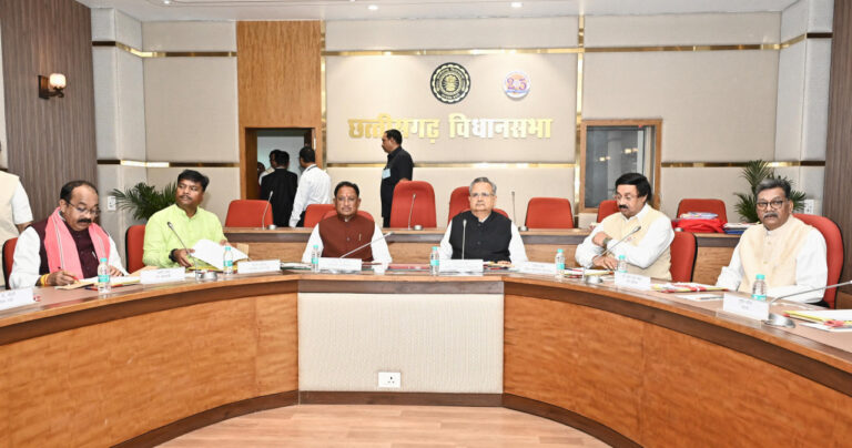 छत्तीसगढ़: विधानसभा अध्यक्ष डॉ रमन सिंह की अध्यक्षता में विधानसभा के समिति कक्ष में कार्य मंत्रणा समिति की बैठक आयोजित की गई