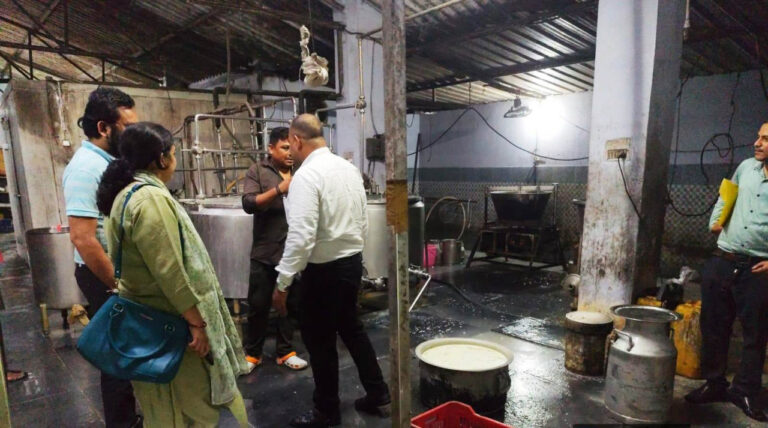 छत्तीसगढ़ : दूध, दुग्ध उत्पादों और खाद्य सामग्री के नमूने लिए गए खाद्य सुरक्षा विभाग की टीम का औचक निरीक्षण