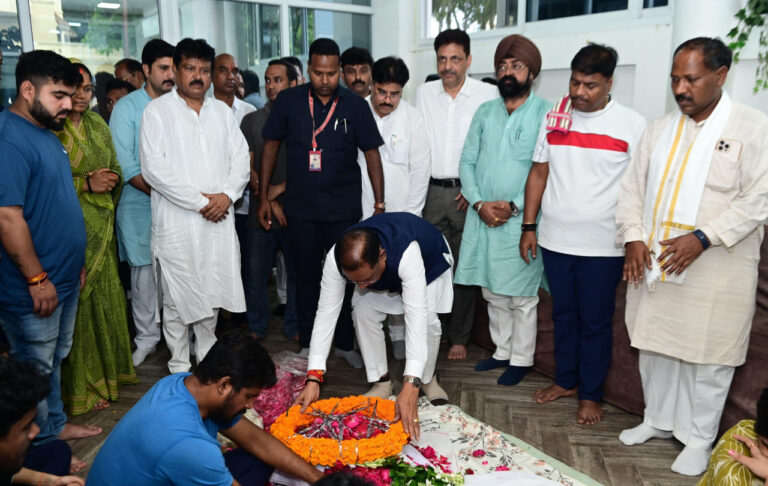 रायपुर : मुख्यमंत्री श्री विष्णु देव साय ने वन मंत्री श्री केदार कश्यप के भतीजे एवं बस्तर के पूर्व सांसद श्री दिनेश कश्यप के सुपुत्र स्वर्गीय श्री निखिल कश्यप को श्रद्धांजलि अर्पित की संतप्त परिजनों से की मुलाकात