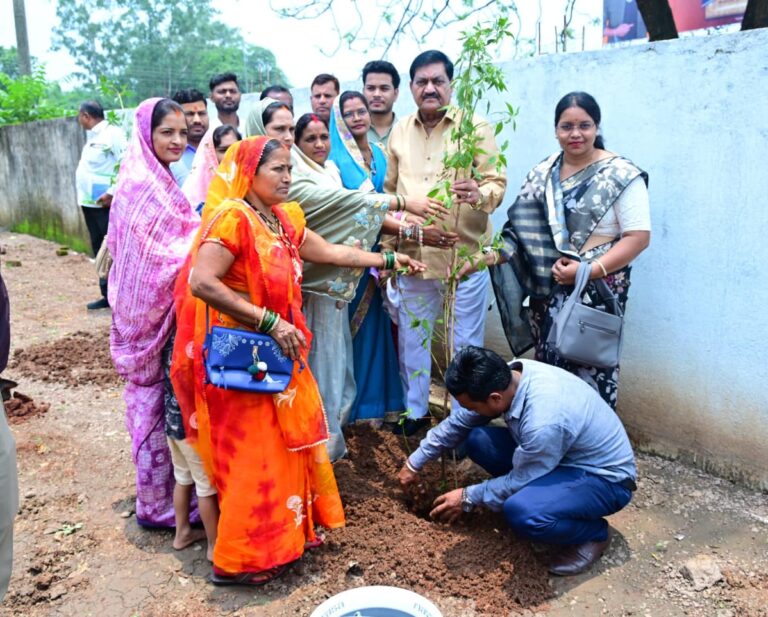 छत्तीसगढ़ : एक पेड़ लगाकर माँ को दे सम्मान- श्री दयाल दास बघेल
