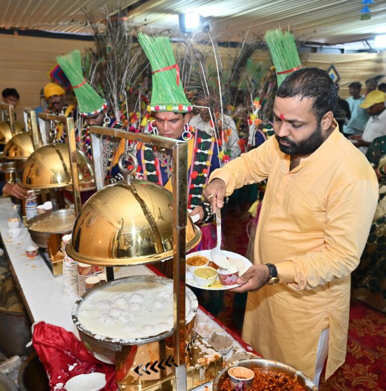 रायपुर : मुख्यमंत्री निवास में हरेली उत्सव: छत्तीसगढ़ी व्यंजनों की खुशबू से सराबोर हरेली तिहार