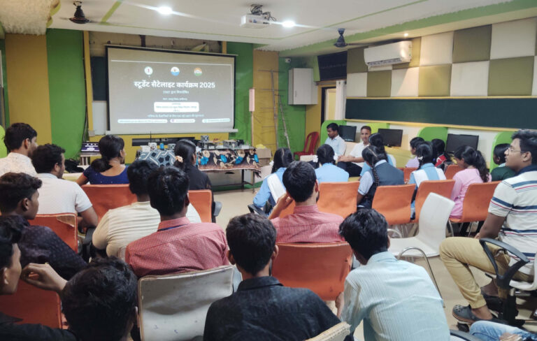 छत्तीसगढ़: स्टूडेंट सैटेलाइट ट्रेनिंग वर्कशॉप 50 विद्यार्थियों ने सीखीं सैटेलाइट की बारीकियां 