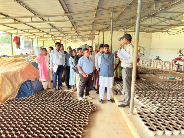 छत्तीसगढ़ : ग्रामोद्योग बोर्ड अध्यक्ष श्री राकेश पाण्डेय ने किया ग्रामोद्योग इकाइयों का निरीक्षण ग्रामोद्योग में बढ़ेगे रोजगर के अवसर – श्री पाण्डेय