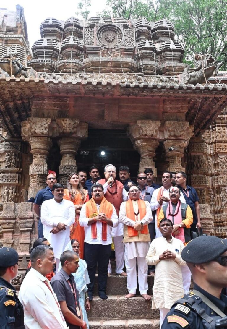 छत्तीसगढ़ : हर-हर महादेव से गूंज उठा भोरमदेव : मुख्यमंत्री श्री विष्णुदेव साय ने हेलीकॉप्टर से पुष्पवर्षा कर हजारों कांवड़ियों का किया भव्य स्वागत