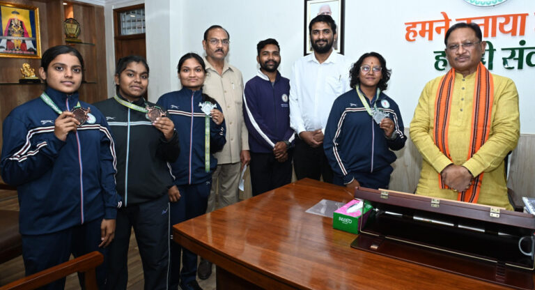छत्तीसगढ़ : मुख्यमंत्री श्री साय से किक बॉक्सिंग पदक विजेता खिलाड़ियों ने की सौजन्य मुलाकात