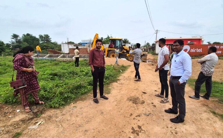महासमुंद / पंचायत खैरा में ग्राम सभा के प्रस्ताव पर आज शासकीय भूमि पर हो रहे अवैध कब्जों को हटाने की कार्रवाई की गई।